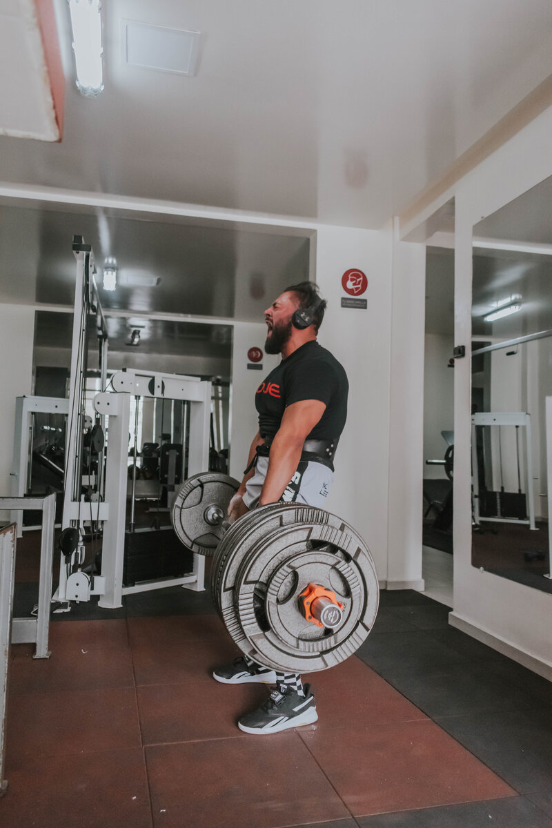 Josue entrenando peso muerto en Gym Columbus