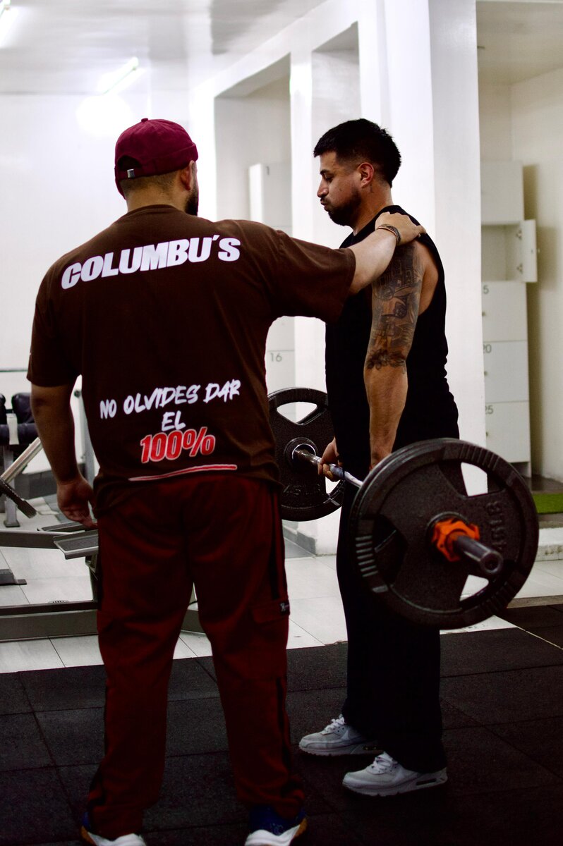 Josue corrigiendo la técnica de un cliente en Columbus