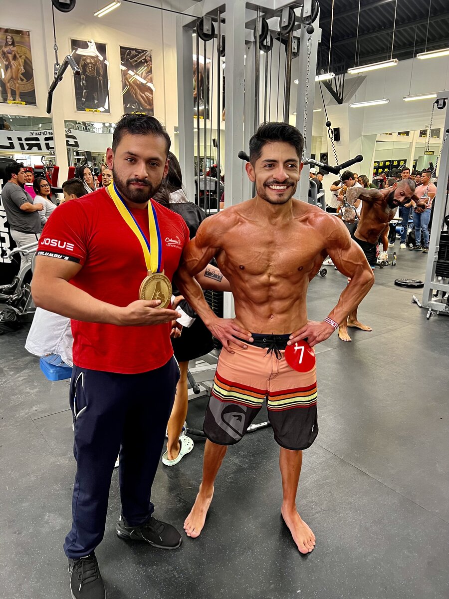 Josue junto a un cliente medallista en competencia física